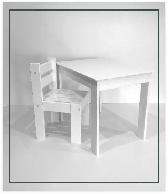 biały stolik i krzesło
